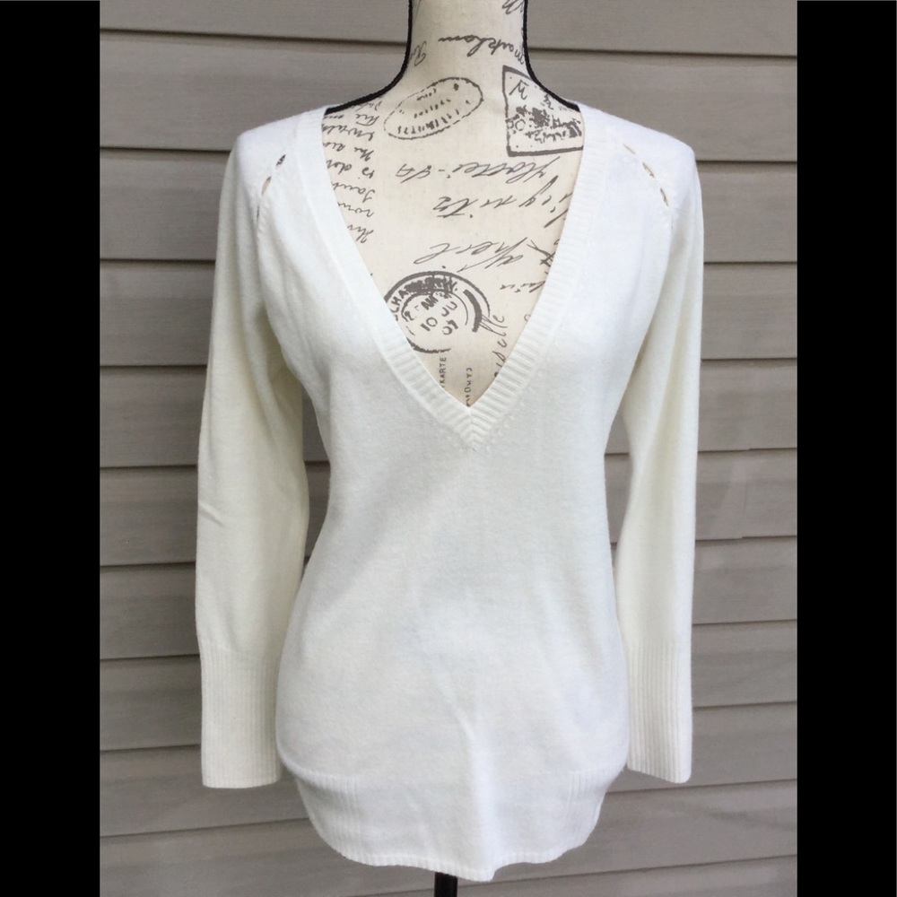 Moda International v-neck cream sweater small